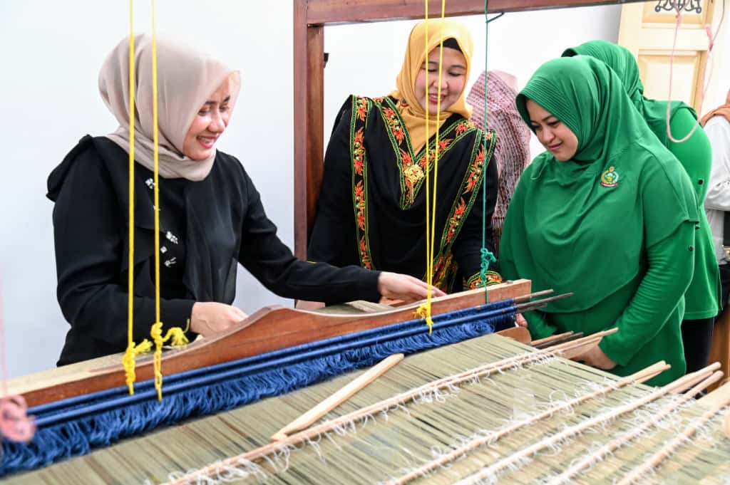 Anggota DPD RI Darwati A. Gani Berkunjung Ke Sentra IKM Dekranasda Aceh Besar