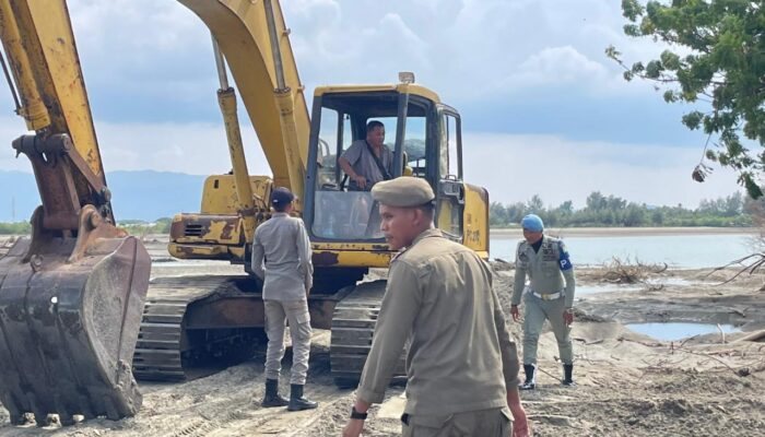 Terkait Laporan Masyarakat, Satpol PP Dan WH Turun Ke Pengurukan Pasir Laut Di Baitussalam