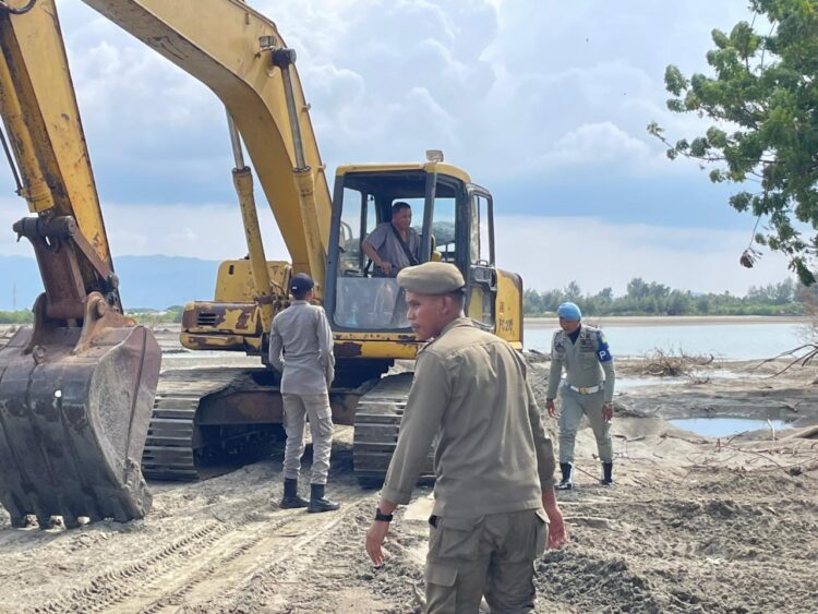 Terkait Laporan Masyarakat, Satpol PP Dan WH Turun Ke Pengurukan Pasir Laut Di Baitussalam