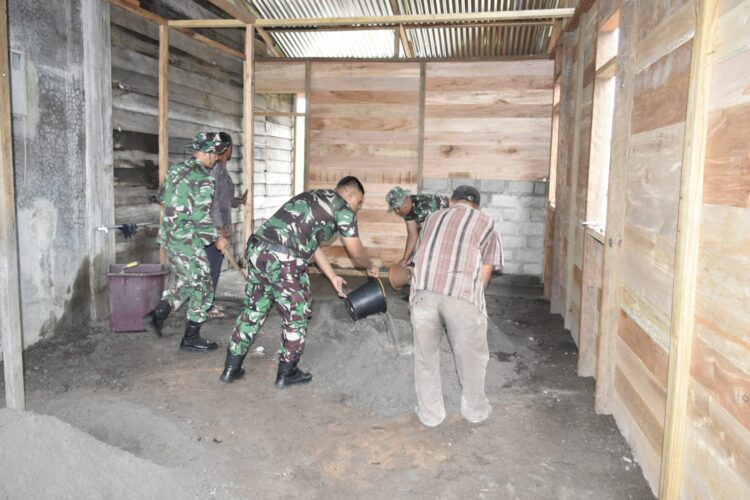 Satgas TMMD ke-126 Kodim 0119/Bener Meriah Cor Lantai Rumah Warga Tidak Layak Huni