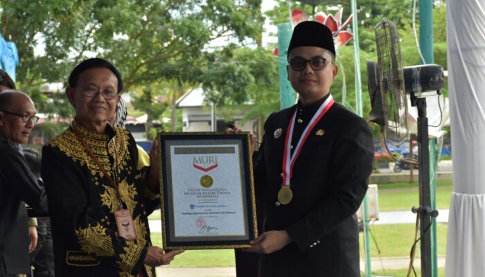 HUT Ke-24 Langsa, Jeffry Sentana Terima Penghargaan Rekor MURI Dan FLA