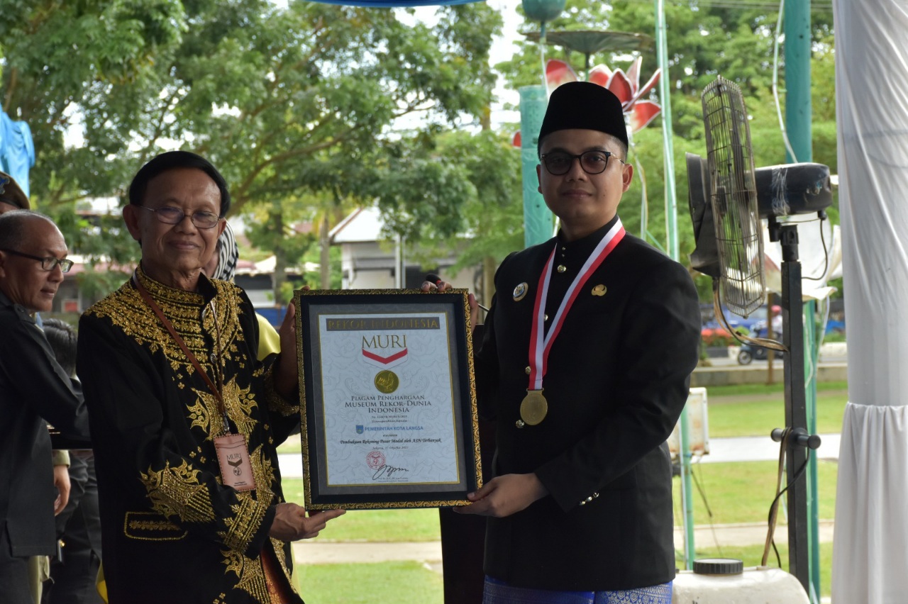 HUT Ke-24 Langsa, Jeffry Sentana Terima Penghargaan Rekor MURI Dan FLA
