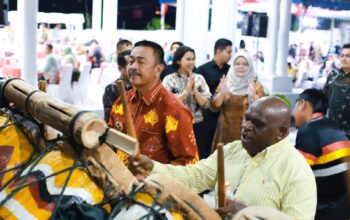 Menteri HAM Dan Bupati Madina Unjuk Kebolehan Menabuh Gordang Sambilan