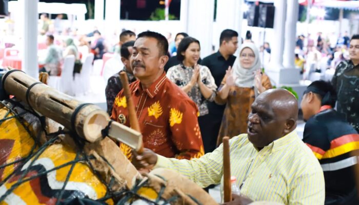 Menteri HAM Dan Bupati Madina Unjuk Kebolehan Menabuh Gordang Sambilan
