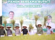 Bupati Muharram Idris Panen Padi Bersama Kementan RI Di Terbeh