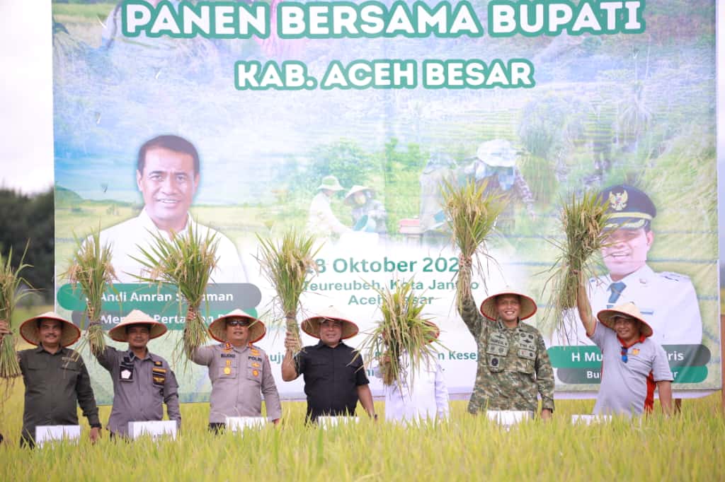 Bupati Muharram Idris Panen Padi Bersama Kementan RI Di Terbeh