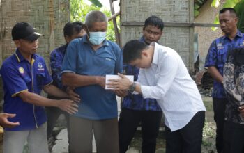 Rumah Ngadirun Ludes Terbakar, Ricky Hadir Berikan Bantuan Kemanusiaan