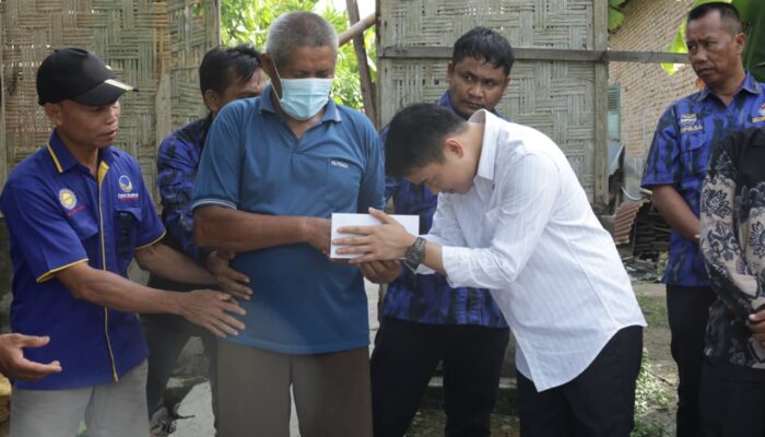 Rumah Ngadirun Ludes Terbakar, Ricky Hadir Berikan Bantuan Kemanusiaan