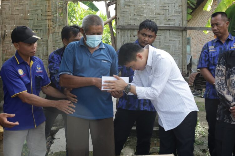 Rumah Ngadirun Ludes Terbakar, Ricky Hadir Berikan Bantuan Kemanusiaan