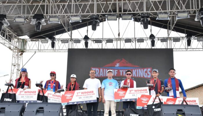 Wabup Samosir Serahkan Hadiah Juara TOTK