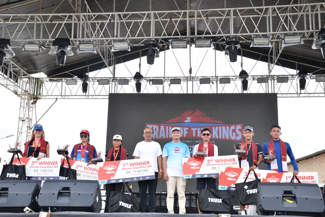 Wabup Samosir Serahkan Hadiah Juara TOTK