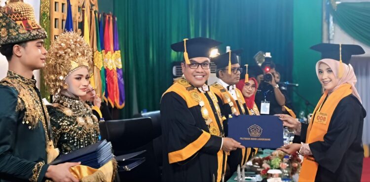 PNL Wisuda 904 Mahasiswa, Direktur Ajak Alumni Berbakti Pada Orang Tua