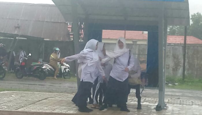 Shelter Lhoknga Terlalu Kecil, Siswa Kesulitan Berteduh Saat Hujan