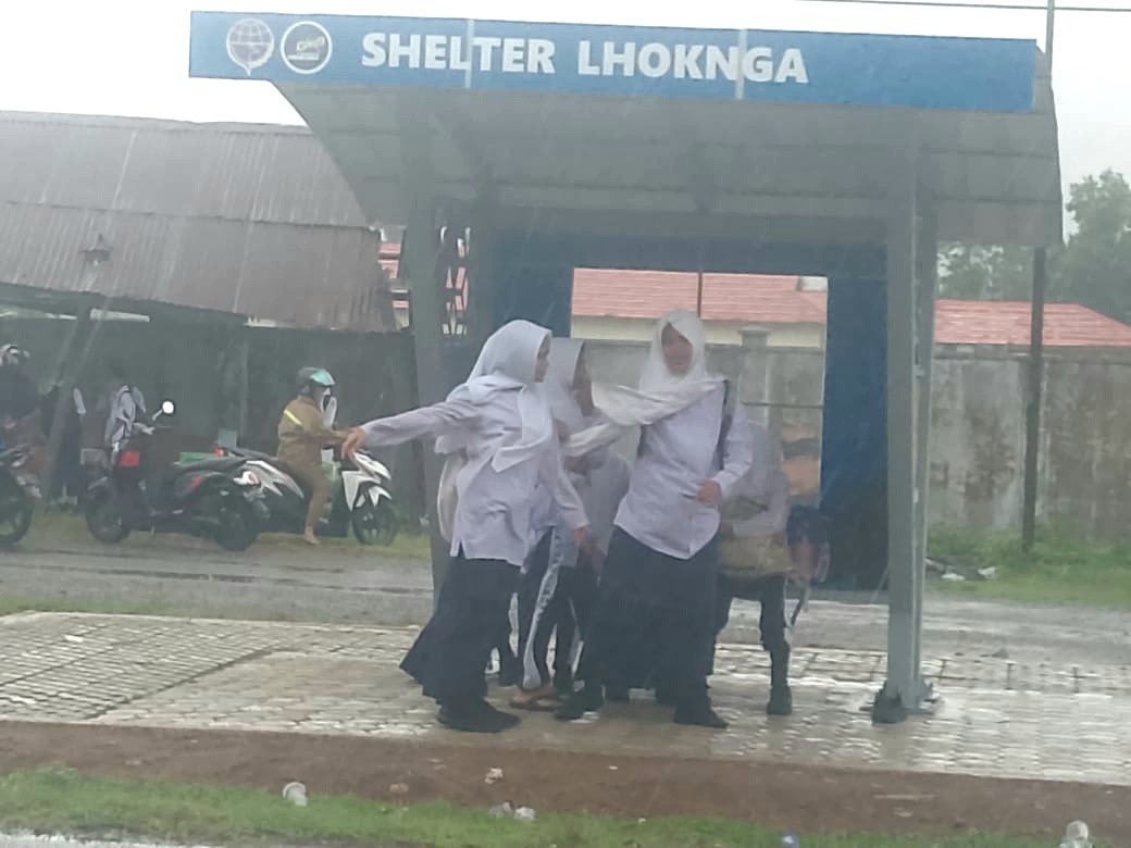 Shelter Lhoknga Terlalu Kecil, Siswa Kesulitan Berteduh Saat Hujan