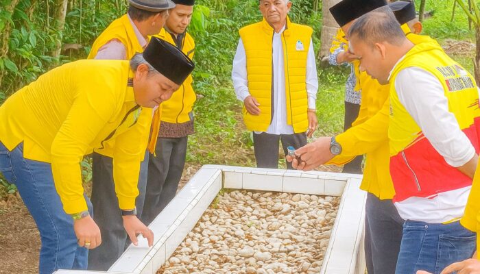 DPD II Golkar Pidie Ziarah Makam Tokoh Senior Sambut HUT Ke-61
