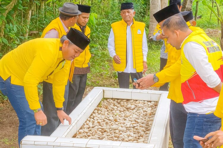DPD II Golkar Pidie Ziarah Makam Tokoh Senior Sambut HUT Ke-61