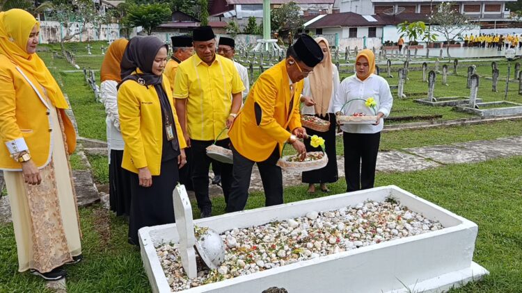 Peringati HUT Ke-61, Golkar Sibolga Ziarah Dan Tabur Bunga Di Taman Makam Pahlawan