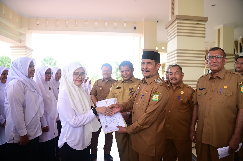 Serahkan 101 SK PPPK Tahap II dan CPNS Lulusan IPDN, Wabup Aceh Besar Ajak Tingkatkan Disiplin Dan Bersyukur