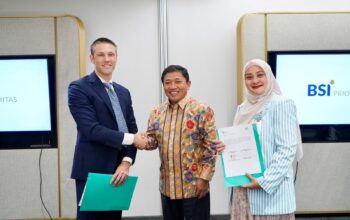Wakil Direktur Utama PT Bank Syariah Indonesia Tbk (BSI) Bob Tyasika Ananta (tengah) berjabat tangan dengan Country Representative Global Green Growth Institute (GGGI) Indonesia Rowan Fraser (kiri) setelah penandatanganan Nota Kesepahaman (MoU) bersama SVP Environmental, Social, and Governance (ESG) BSI Rima Dwi Permatasari (kanan) di Jakarta, Kamis (16/10).