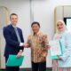 Wakil Direktur Utama PT Bank Syariah Indonesia Tbk (BSI) Bob Tyasika Ananta (tengah) berjabat tangan dengan Country Representative Global Green Growth Institute (GGGI) Indonesia Rowan Fraser (kiri) setelah penandatanganan Nota Kesepahaman (MoU) bersama SVP Environmental, Social, and Governance (ESG) BSI Rima Dwi Permatasari (kanan) di Jakarta, Kamis (16/10).