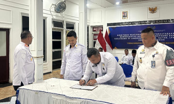 Tegaskan Komitmen Zero Halinar, Kalapas Tanda Tangani Komitmen Bersama Petugas