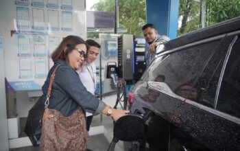 Salah Satu wartawan Media Online melakukan percobaan pengecasan pada SPKLU Rest Area Tol Medan - Tebing Tinggi.