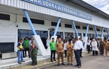 Wakil Wali Kota Sibolga Sambut Kedatangan Menko PM Muhaimin Iskandar di Bandara Pinangsori