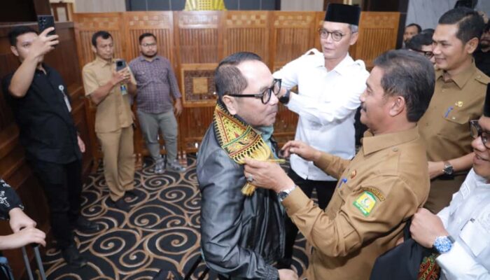 Wabup Aceh Besar Sambut Baleg DPR RI Di Bandara SIM Blang Bintang