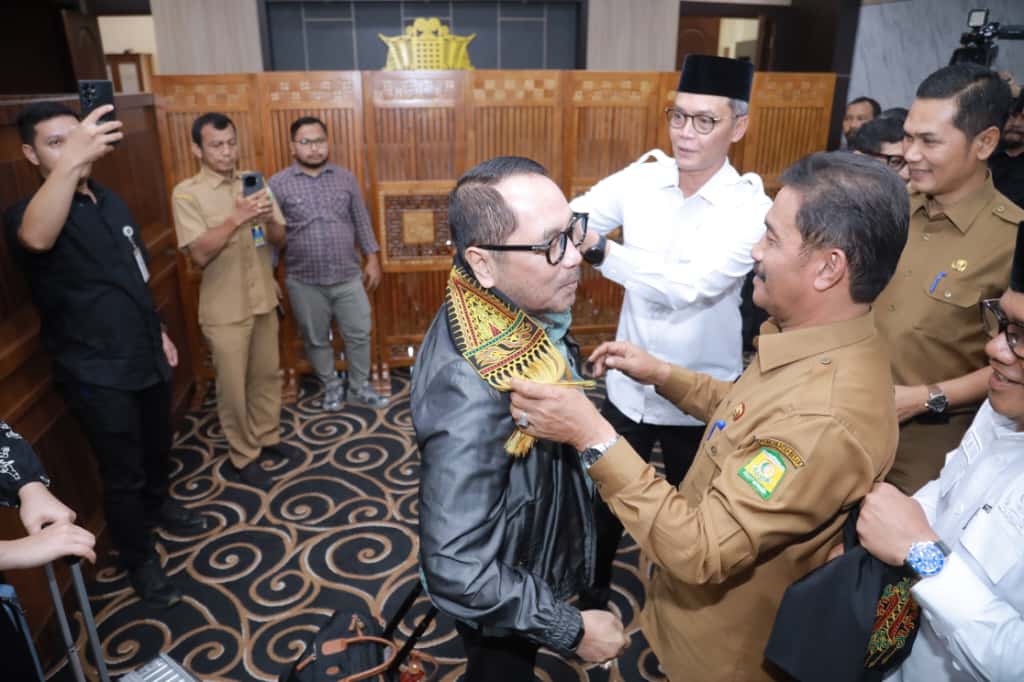 Wabup Aceh Besar Sambut Baleg DPR RI Di Bandara SIM Blang Bintang