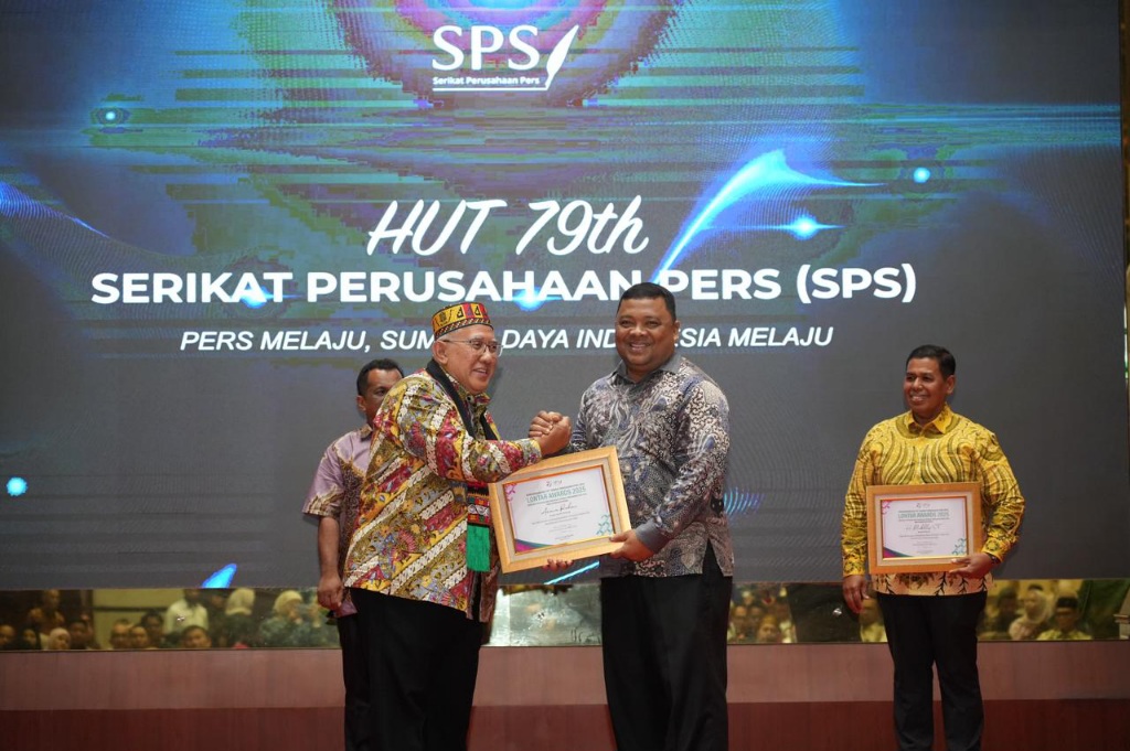 Bupati Aceh Besar Terima Lontar Awards 2025 SPS