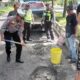 Personel Sat Lantas Polres Langkat Tambal Jalan Berlubang 