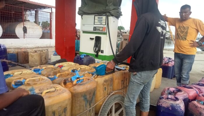 Stok Solar Habis, Para Nelayan Ribut Antrean Di SPBU Pusong