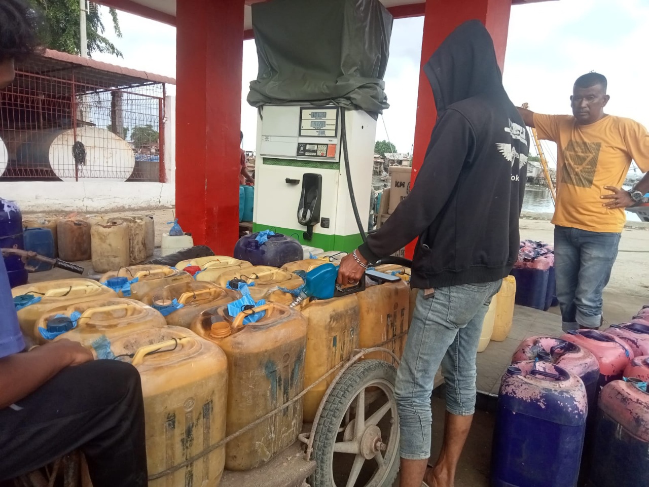 Stok Solar Habis, Para Nelayan Ribut Antrean Di SPBU Pusong