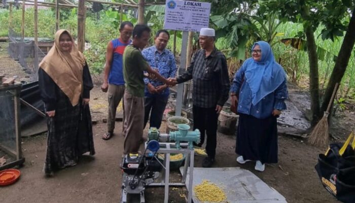 Tim PKM Politeknik Negeri Medan Bantu Peternak Bebek Di Deli Serdang Dengan Mesin Pelet Pakan