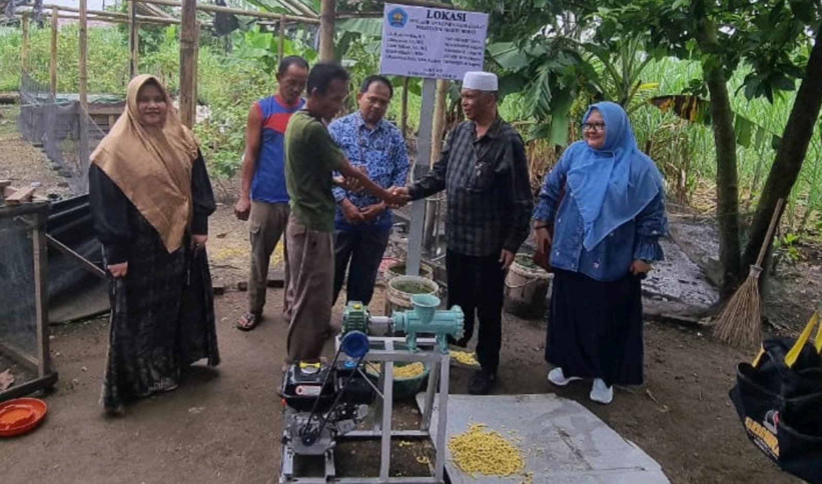 Tim PKM Politeknik Negeri Medan Bantu Peternak Bebek Di Deli Serdang Dengan Mesin Pelet Pakan