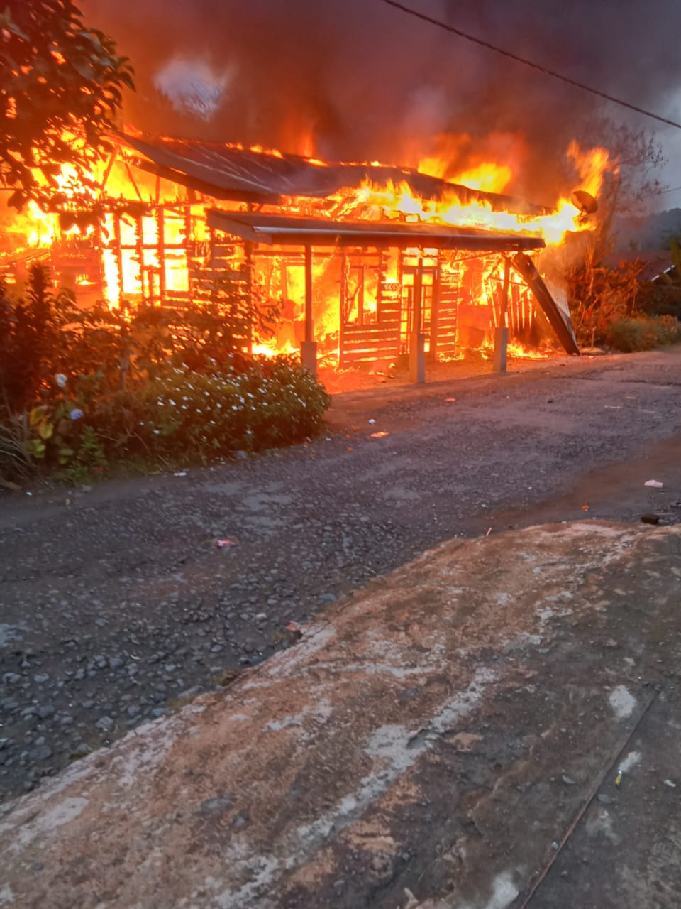 Satu Rumah Di Wih Nongkal Ludes Terbakar