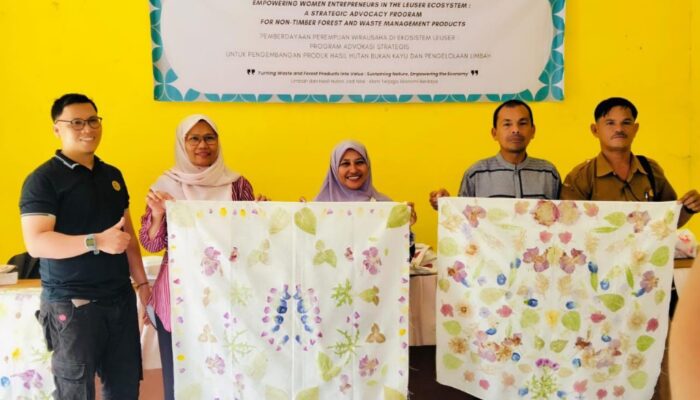 PKK Peunaron Dilatih Cara Membuat Motif Alami Gunakan Bunga – Daun