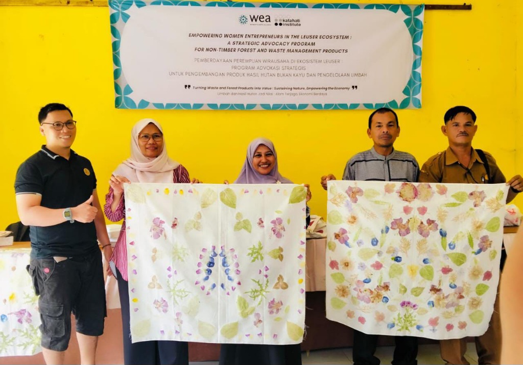 PKK Peunaron Dilatih Cara Membuat Motif Alami Gunakan Bunga – Daun