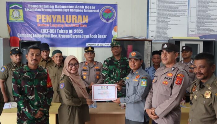 Satpol PP Dan WH Aceh Besar Beri Penghargaan Kepada Satlinmas Lampermai