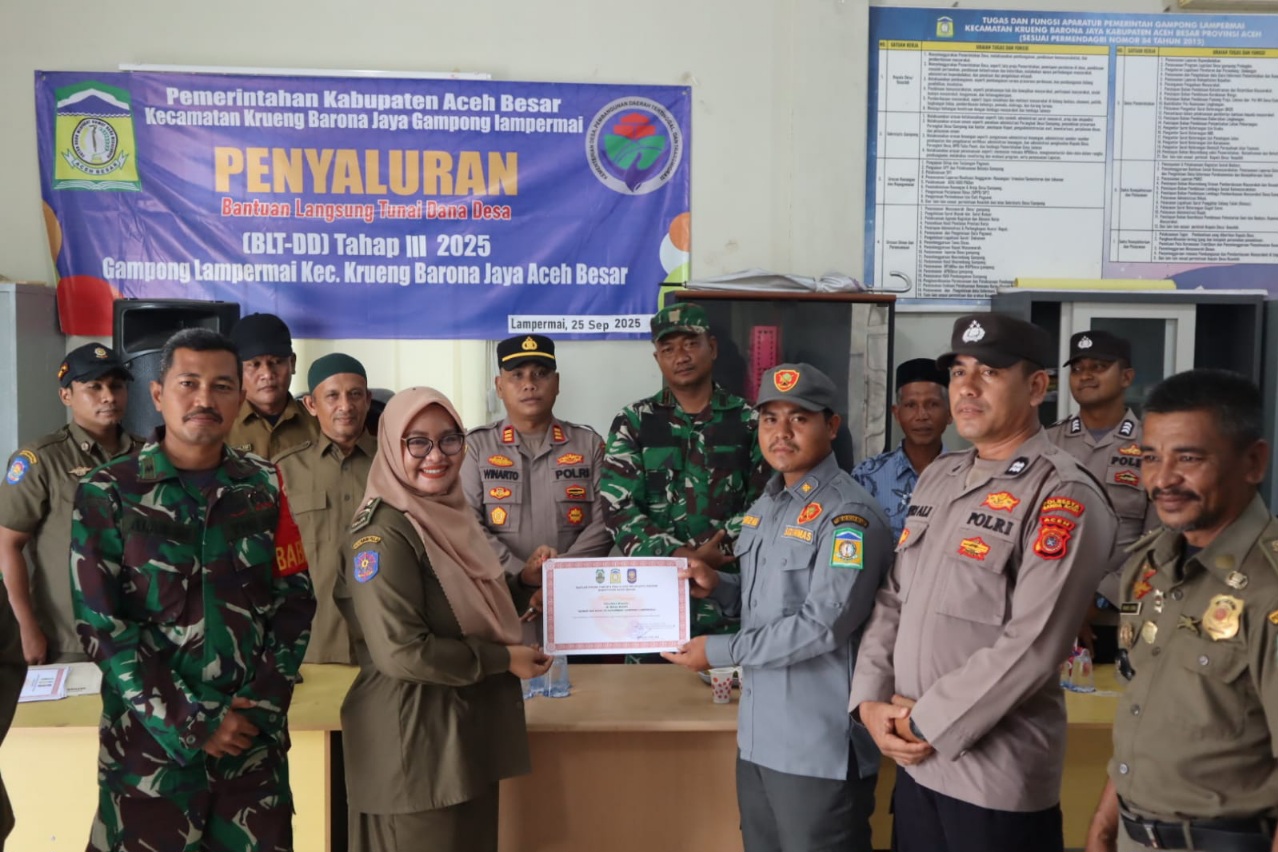 Satpol PP Dan WH Aceh Besar Beri Penghargaan Kepada Satlinmas Lampermai