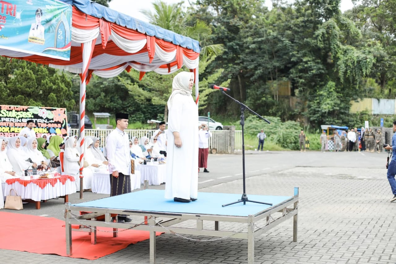 Madina Gelar Upacara Dan PKG Untuk Santri
