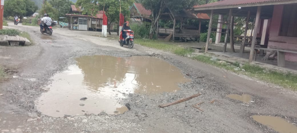 PUPR Agara Belum Perbaiki Kerusakan Jalan Ruas Kabupaten