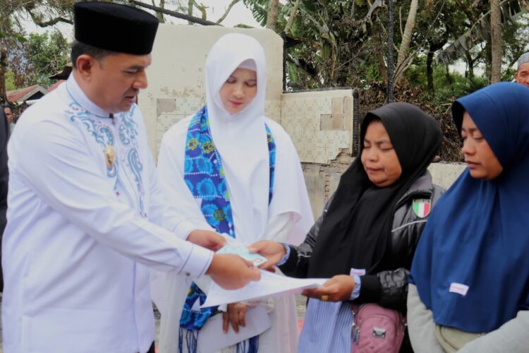 Kebakaran Di Wih Nongkal, Wabup Aceh Tengah Salurkan Bantuan Darurat