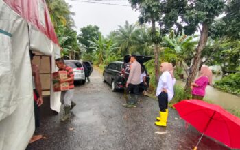 Polisi Peduli, Warga Mangga Dua Terharu Terima Bantuan Banjir