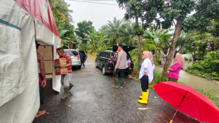 Polisi Peduli, Warga Mangga Dua Terharu Terima Bantuan Banjir
