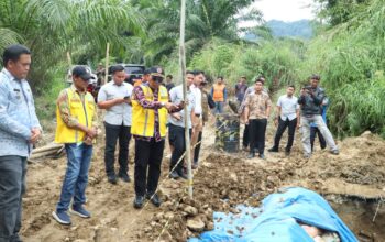 Tinjau Jalan Provinsi Putus Akibat Longsor, Bupati Simalungun Perintahkan Kadis PUTR Perbaiki Sementara