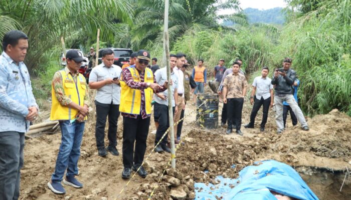 Tinjau Jalan Provinsi Putus Akibat Longsor, Bupati Simalungun Perintahkan Kadis PUTR Perbaiki Sementara