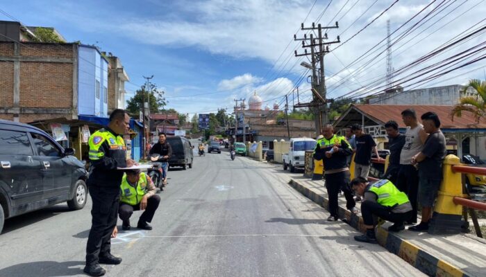 Sepeda Motor Hantam Dinding Truk, 1 Meninggal 2 Luka-luka