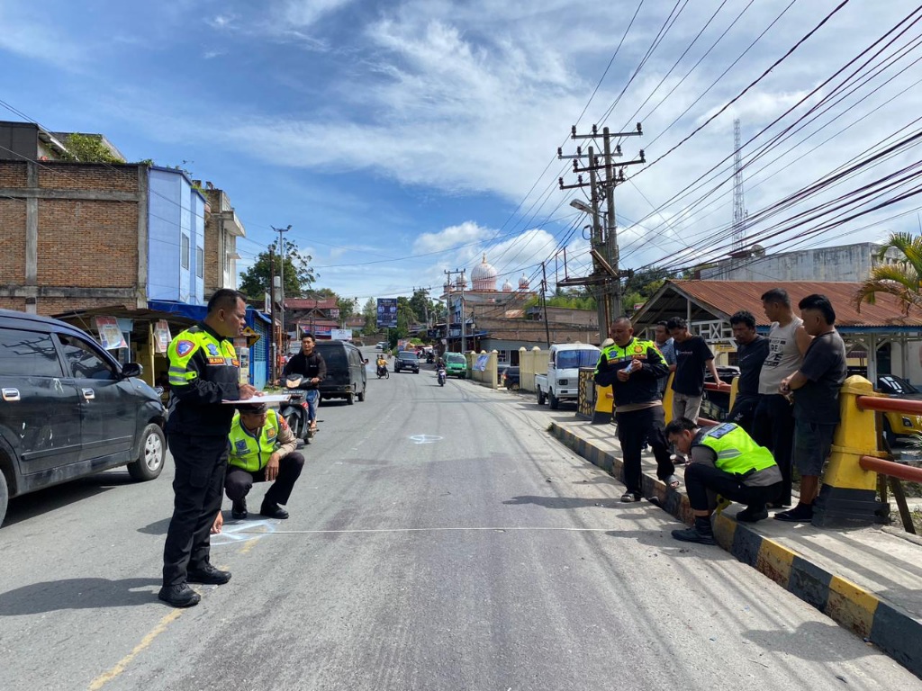 Sepeda Motor Hantam Dinding Truk, 1 Meninggal 2 Luka-luka