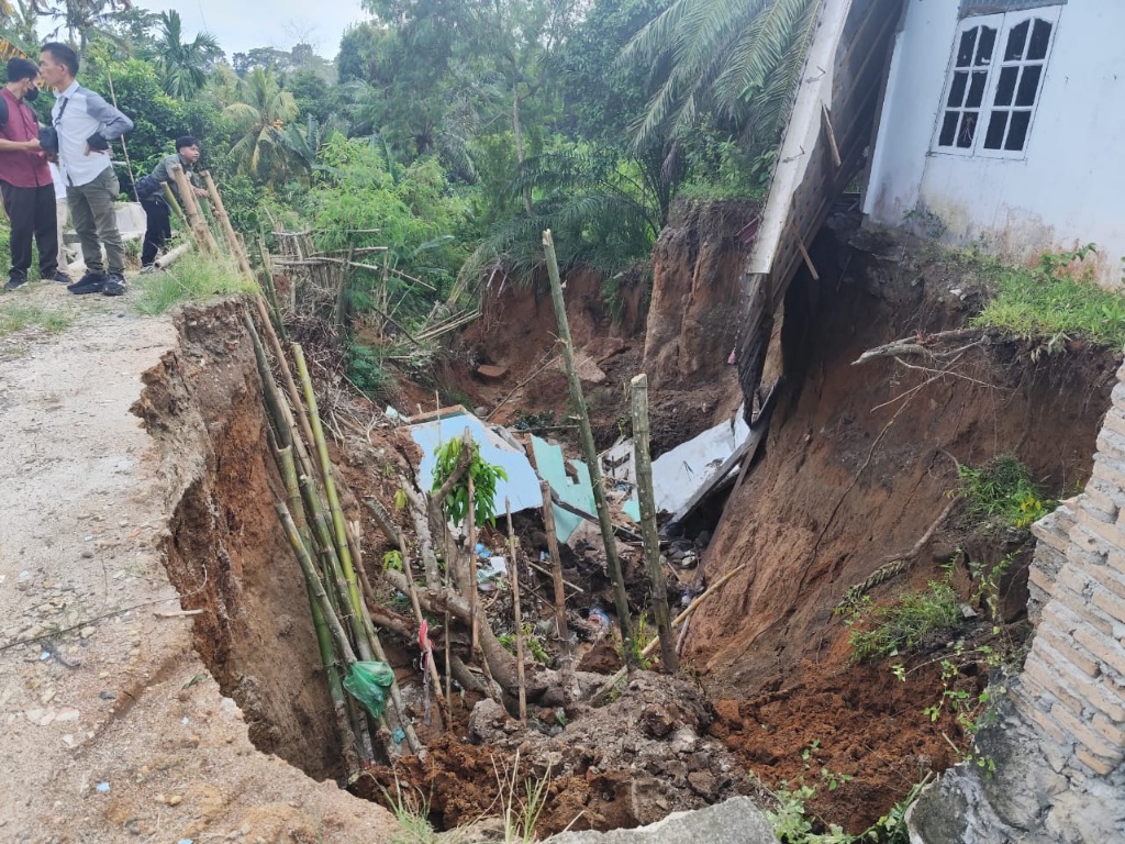 Longsor Semakin Parah, Warga Minta Pemkab Batubara Segera Tangani